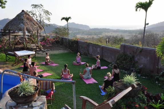 A Ana participa de sessão de yoga no nosso hotel em San Juan del Sur, na Nicarágua